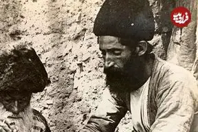 عکس| سفر به ایران قدیم؛ «عطار دستفروش» در گوشه‌ای از خیابان‌های تهران در دوران قاجار