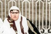 عکس| سفر زمان؛ تصویر رنگی‌شده دو نفر از زنان ناصرالدین شاه در کنار نرده‌های حیاط