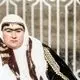 عکس| سفر زمان؛ تصویر رنگی‌شده دو نفر از زنان ناصرالدین شاه در کنار نرده‌های حیاط