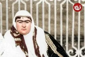 عکس| سفر زمان؛ تصویر رنگی‌شده دو نفر از زنان ناصرالدین شاه در کنار نرده‌های حیاط