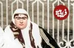 عکس| سفر زمان؛ تصویر رنگی‌شده دو نفر از زنان ناصرالدین شاه در کنار نرده‌های حیاط