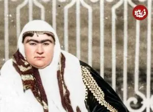 عکس| سفر زمان؛ تصویر رنگی‌شده دو نفر از زنان ناصرالدین شاه در کنار نرده‌های حیاط