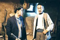 عکس| سفر در زمان؛ «کیومرث ملک مطیعی» در پشت صحنه پس از باران؛ سال 79