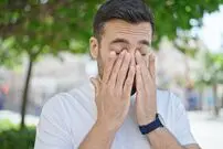 مالیدن چشم چه عوارضی دارد ؟ بهترین راه برای ترک عادت مالش چشم