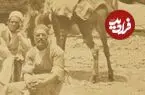 عکس| سفر زمان؛ عکس یادگاری در یک کاروانسرا در نزدیکی تهران در دوران ناصرالدین شاه