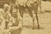 عکس| سفر زمان؛ عکس یادگاری در یک کاروانسرا در نزدیکی تهران در دوران ناصرالدین شاه