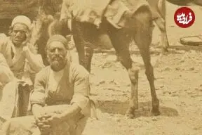 عکس| سفر زمان؛ عکس یادگاری در یک کاروانسرا در نزدیکی تهران در دوران ناصرالدین شاه