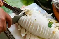 ببینید| غذای خیابانی در تایلند؛ تهیه یک غذای لوکس با ماهی مرکب در بانکوک