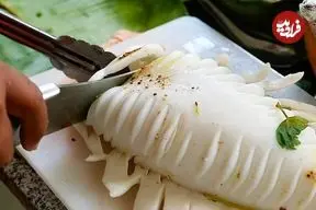 ببینید| غذای خیابانی در تایلند؛ تهیه یک غذای لوکس با ماهی مرکب در بانکوک