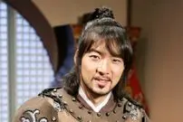 عکس| سفر زمان؛ چهرۀ «جومونگ» بعد از 5 سال در پشت‌صحنه سریال «خانوادۀ کیمچی»