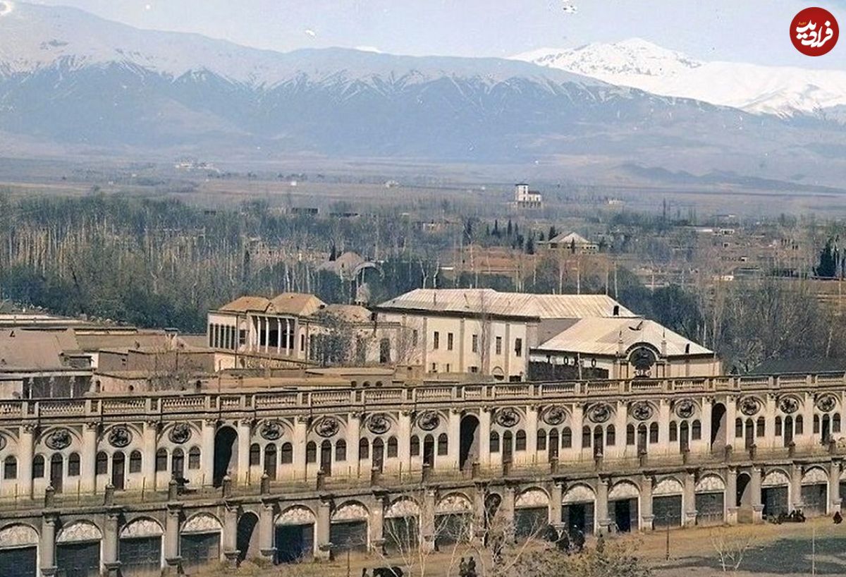 عکس؛ سفر به تاریخ؛ یک عکس «کارتپستالی» از «میدان توپخانه و منظرۀ شمال تهران» در دوران قاجار