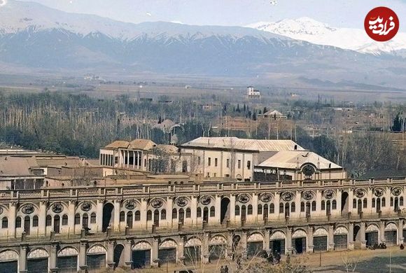 عکس؛ سفر به تاریخ؛ یک عکس «کارت‌پستالی» از «میدان توپخانه و منظرۀ شمال تهران» در دوران قاجار
