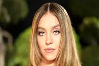 عکس| سفر در زمان؛ «سیدنی سوئینی» در هفته مد پاریس در فرانسه؛ سال 1398