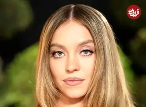 عکس| سفر در زمان؛ «سیدنی سوئینی» در هفته مد پاریس در فرانسه؛ سال 1398