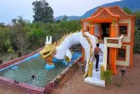 ببینید| ساخت یک ویلا با سرسره آبی و استخر در جنگل های تایلند