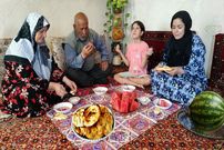 ببینید؛ غذای روستایی در ایران؛ پخت نان سنتی در تنور گِلی و تهیه لواشک هندوانه 