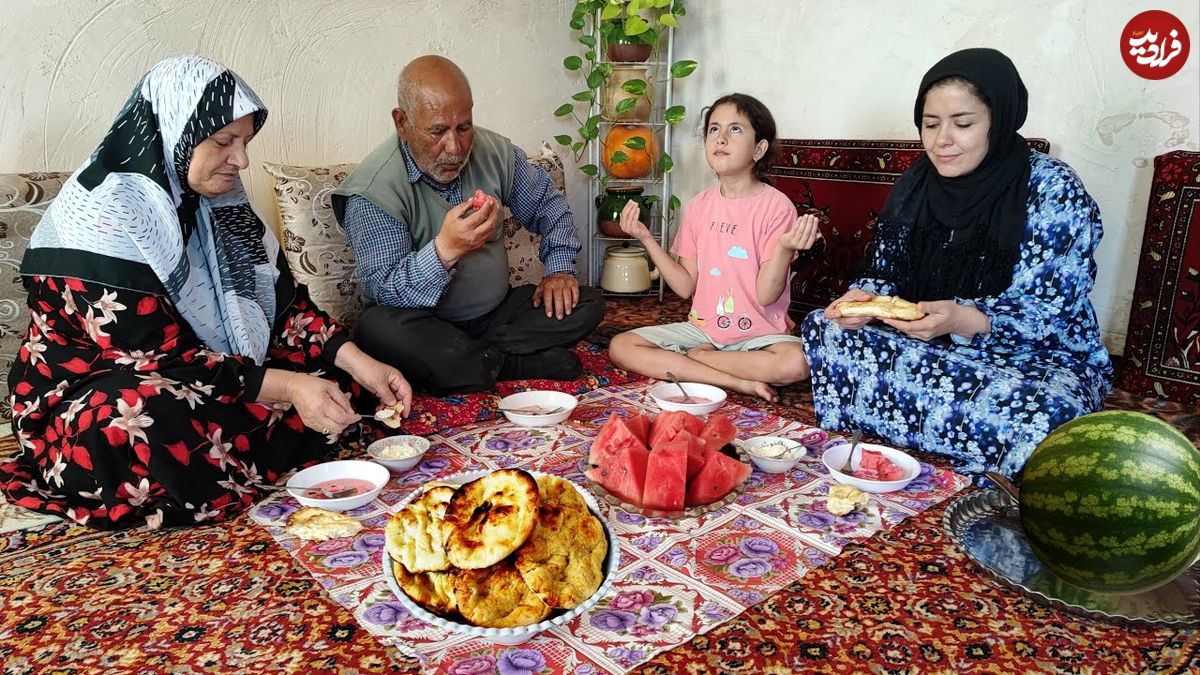 ببینید؛ غذای روستایی در ایران؛ پخت نان سنتی در تنور گِلی و تهیه لواشک هندوانه