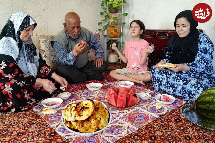 ببینید؛ غذای روستایی در ایران؛ پخت نان سنتی در تنور گِلی و تهیه لواشک هندوانه 
