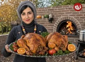 ببینید| غذای روستایی در ایران؛ پخت دو مرغ شکم پر در تنور