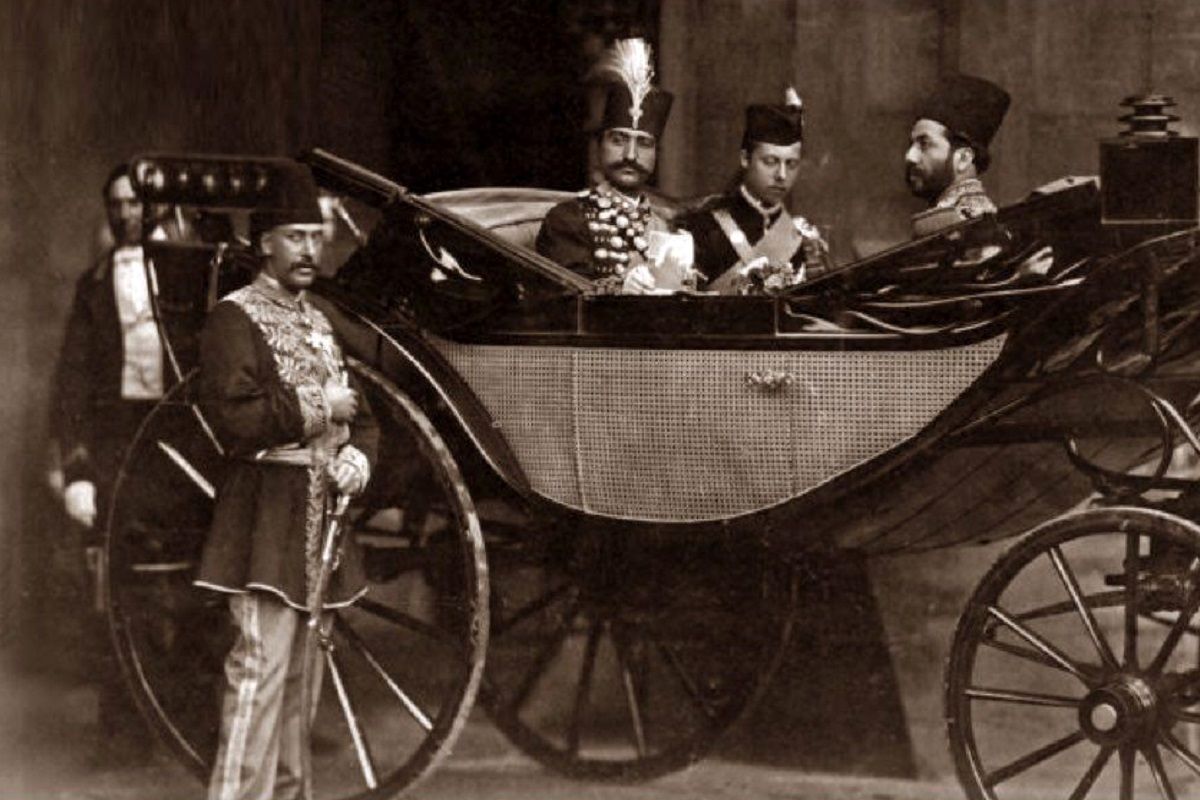 (عکس) کالسکه حیرت انگیز ناصرالدین شاه به همراه خدمه؛ 140 سال قبل