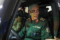عکس؛ سفر به تاریخ؛ «سرلشکر باقری» در حال نشانه‌گیری با تفنگ تک‌تیرانداز در یک نمایشگاه