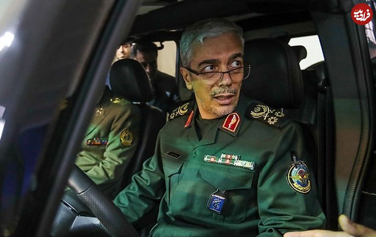 عکس؛ سفر به تاریخ؛ «سرلشکر باقری» در حال نشانه‌گیری با تفنگ تک‌تیرانداز در یک نمایشگاه