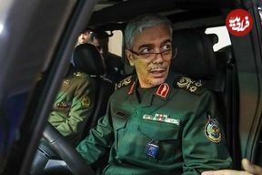 عکس؛ سفر به تاریخ؛ «سرلشکر باقری» در حال نشانه‌گیری با تفنگ تک‌تیرانداز در یک نمایشگاه