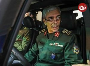 عکس؛ سفر به تاریخ؛ «سرلشکر باقری» در حال نشانه‌گیری با تفنگ تک‌تیرانداز در یک نمایشگاه