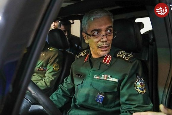 عکس؛ سفر به تاریخ؛ «سرلشکر باقری» در حال نشانه‌گیری با تفنگ تک‌تیرانداز در یک نمایشگاه