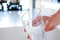 چه زمانی باید آب سرد، گرم یا ولرم بنوشیم؟