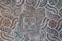 کشف موزاییک ۱۵۰۰ ساله با پیامی شگفت‌انگیز: «بگذار حسودان بترکند!»