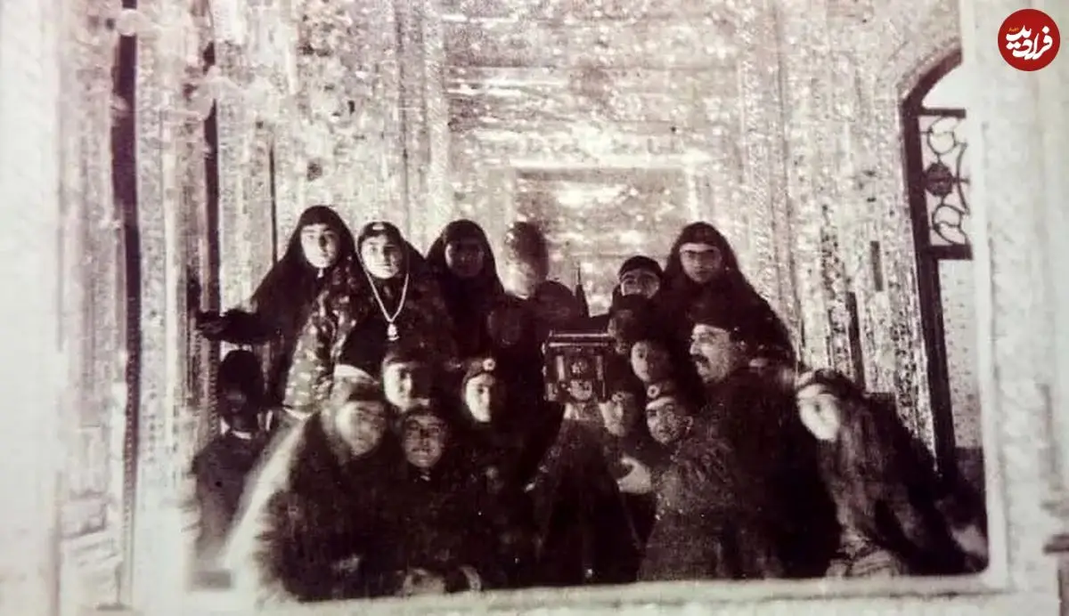 عکس| سفر در زمان؛ دو تن از «زنان جوان اندرونی ناصرالدین شاه» در حال قلیان کشیدن