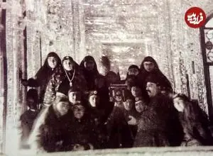 عکس| سفر در زمان؛ دو تن از «زنان جوان اندرونی ناصرالدین شاه» در حال قلیان کشیدن