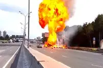 ببینید؛ کامیون گاز مایع وسط بزرگراه تصادف کرد و منفجر شد!