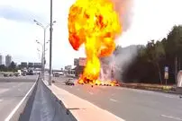 ببینید؛ کامیون گاز مایع وسط بزرگراه تصادف کرد و منفجر شد!