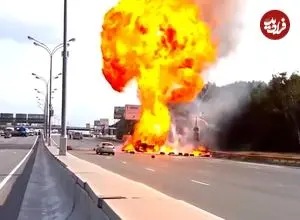 ببینید؛ کامیون گاز مایع وسط بزرگراه تصادف کرد و منفجر شد!