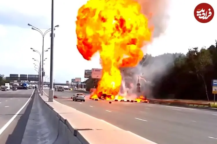 ببینید؛ کامیون گاز مایع وسط بزرگراه تصادف کرد و منفجر شد!