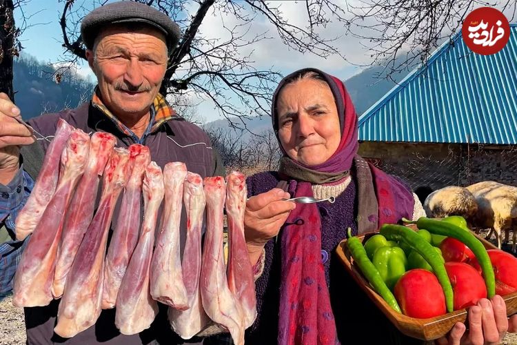 (ویدئو) پخت یک غذای شگفت انگیز با ماهیچه گوسفند و گوجه توسط خانواده روستایی آذربایجانی