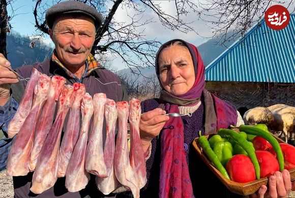 (ویدئو) پخت یک غذای شگفت انگیز با ماهیچه گوسفند و گوجه توسط خانواده روستایی آذربایجانی