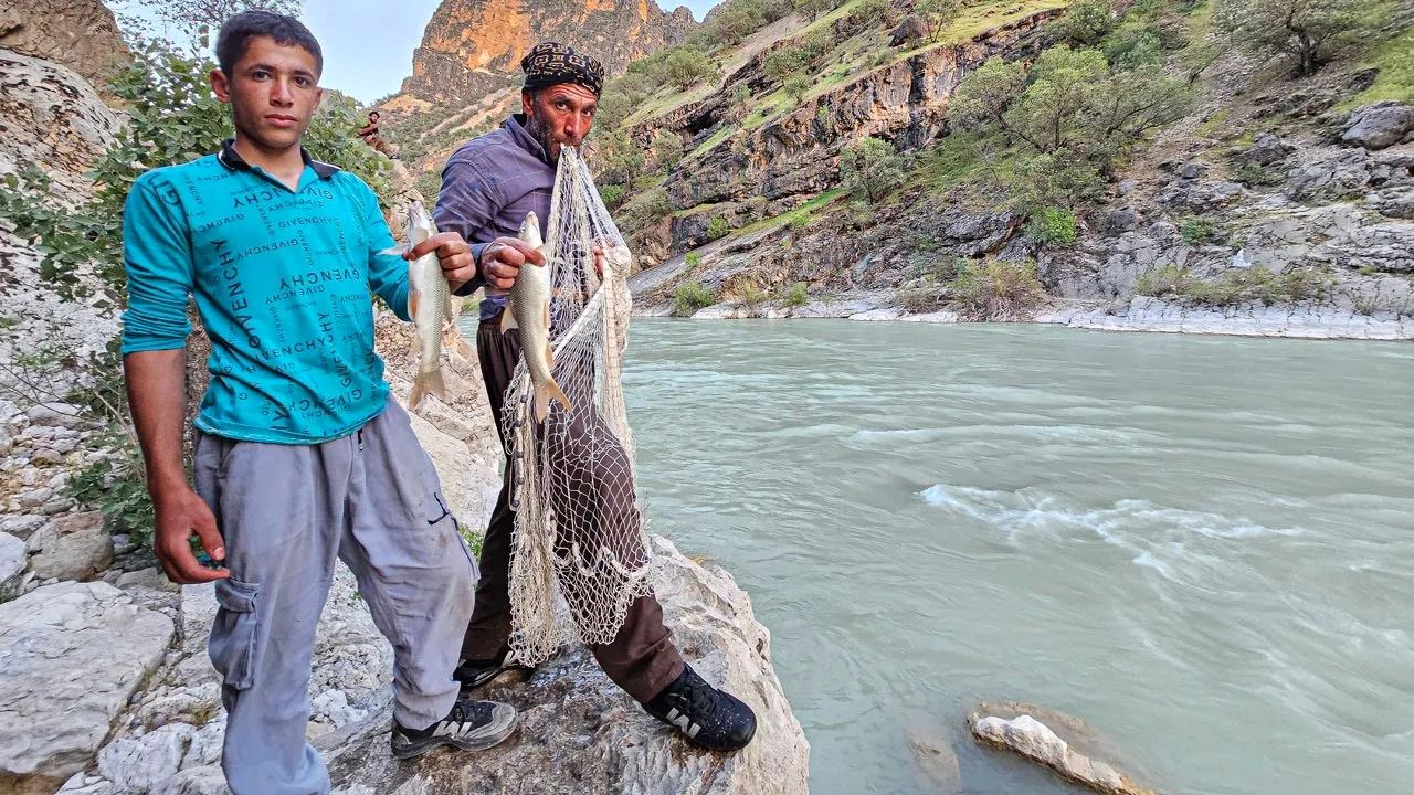 (ویدئو) ماهیگیری تماشایی و پرزحمت مردان عشایر ایرانی در رودخانه ای بزرگ