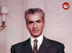 عکس| سفر در زمان؛ «محمدرضا پهلوی» در حال خواندن روزنامه؛ سال 1338