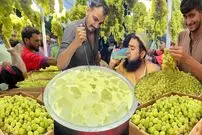 ببینید| غذای خیابانی در پاکستان؛ تهیه میلک شیک با 500 کیلو انگور در کراچی