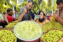 ببینید| غذای خیابانی در پاکستان؛ تهیه میلک شیک با 500 کیلو انگور در کراچی