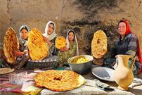 ببینید؛ غذای روستایی در افغانستان؛ پخت نان تازه و خوراک سبزیجات با کدو سبز