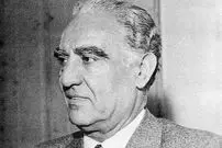 عکس| سفر در زمان؛ «منوچهر اقبال» و عبدالله ریاضی در حال بازدید از تاسیسات نفتی آبادان