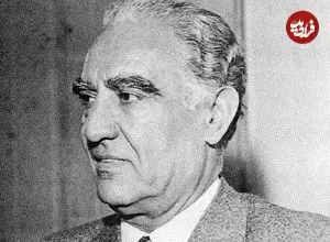 عکس| سفر در زمان؛ «منوچهر اقبال» و عبدالله ریاضی در حال بازدید از تاسیسات نفتی آبادان