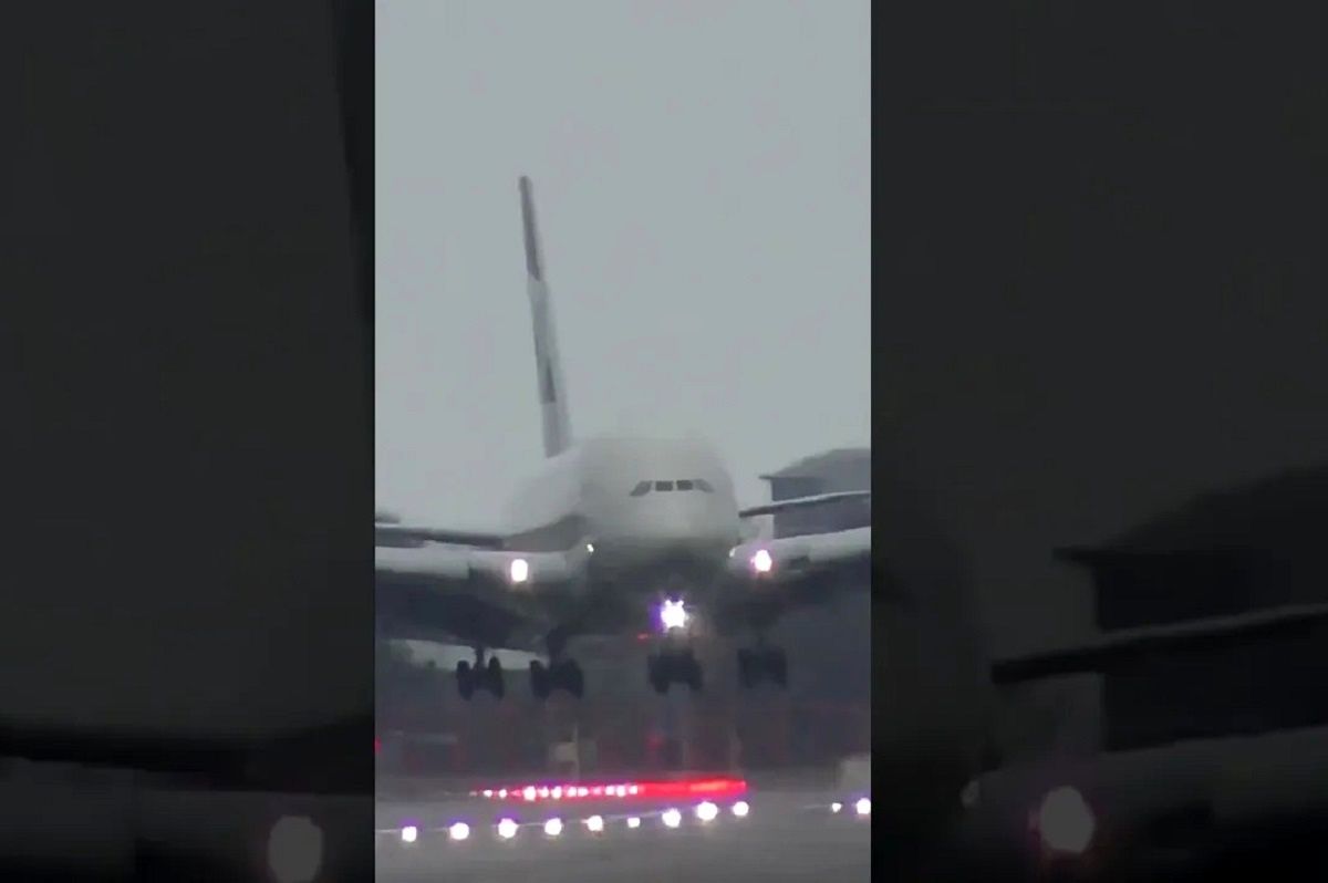 (ویدئو) ماهرانه ترین فرود ایرباس A380، بزرگترین هواپیمای جهان در تندباد