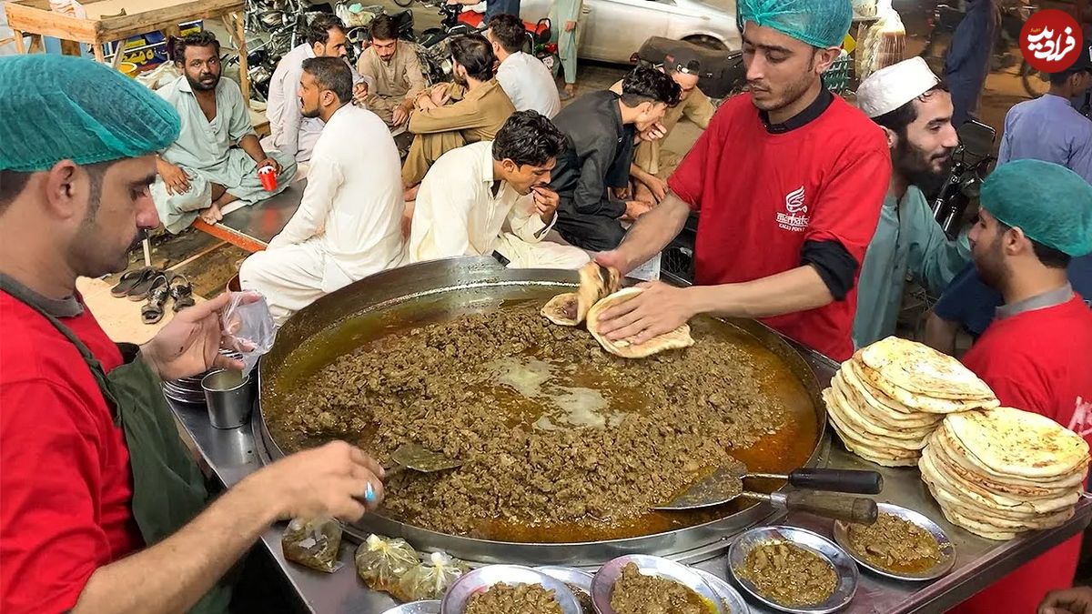 (ویدئو) غذای خیابانی؛ نحوه تهیه جگر سرخ شده گوسفند در رستوران مشهور خیابانی پیشاور پاکستان