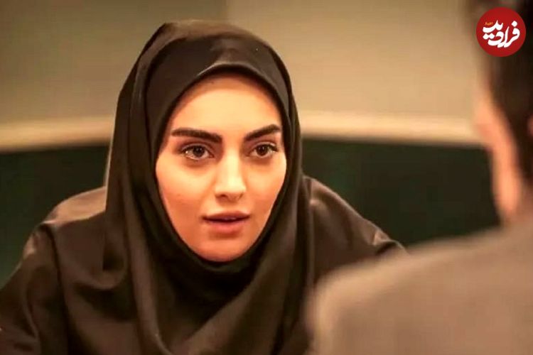 عکس| سفر در زمان؛ «مرضیه توفیقی» سریال بچه مهندس 3 در حال سلفی گرفتن در آینه؛ سال 1401