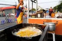 ببینید| غذای خیابانی در تایلند؛ مهارت آشپز خیابانی در تهیه املت صدف در بانکوک